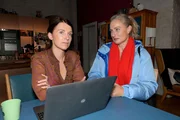 Maren (Eva Mona Rodekirchen, r.) versichert Lilly (Iris Mareike Steen), dass ein Thema f&uuml;r sie erledigt ist...
