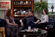 (v.l.n.r.) Grace Adler (Debra Messing); Phil (Joel McHale); Karen Walker (Megan Mullally).