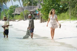 Gina (Jessica Alba, re.)