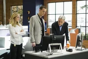 Gibbs (Mark Harmon, r.), Bishop (Emily Wickersham, l.) und McGee (Sean Murray, M.)
