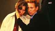 Silke (Judith von Radetzky, re.) tr&ouml;stet Jutta (Claudia Loerding), die wegen Ulrich Liebeskummer hat.