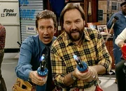 Tim (Tim Allen, li.) und Al (Richard Kern) bestreiten ihre letzte 'Tool Time'-Sendung und haben vor, die gesamte Studiokulisse in Schutt und Asche zu legen...