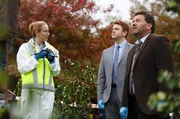 Wie ist es passiert? Pathologin Gina (Cristina Ionda, li.) informiert D.C. Breen (Nic Sampson, Mitte) und Detective Shepherd (Neill Rea).