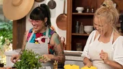 Pamela Anderson (r.) und Claudette Zepeda. Pamela Anderson (r.) und Claudette Zepeda.
