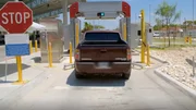 An der Grenze bei Progreso f&auml;llt ein Pick-up den Grenzbeamten auf und wird einer R&ouml;ntgenkontrolle unterzogen.