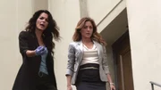 Jane (Angie Harmon, r.) und Maura (Sasha Alexander) ermitteln an der Boston University in einem mysteri&ouml;sen Mordfall an einer jungen Sportstudentin.