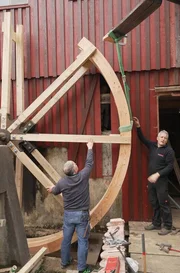 Mühlenrettung im Schwäbischen Wald: Die Ringsegmente ineinander zu verbauen ist für Michael Bühler, den gelernten Zimmerer, eine Herausforderung. Mühlenrettung im Schwäbischen Wald: Die Ringsegmente ineinander zu verbauen ist für Michael Bühler, den gelernten Zimmerer, eine Herausforderung.