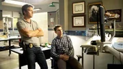 Jim (Matt Passmore, l.) und Daniel (Jordan Wall) schauen sich die Kameraaufzeichnungen eines Geisterj&auml;gers an, um den Mord einer Plantagen-Erbin aufzukl&auml;ren.