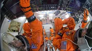 So w&uuml;rde der Start einer bemannten Mission im Raumschiff Orion aussehen: Die vier Astronauten sitzen &uuml;bereinander.