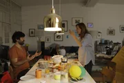 Nina (Lavinia Wilson) war mit ihren Kindern auf einer "Masern-Party" und ist verärgert, als ihr Jannos (Jasin Challah) eröffnet, dass er die Kinder heimlich impfen lassen hat. Nina (Lavinia Wilson) war mit ihren Kindern auf einer "Masern-Party" und ist verärgert, als ihr Jannos (Jasin Challah) eröffnet, dass er die Kinder heimlich impfen lassen hat.