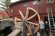 Handwerkskunst im Schwäbischen Wald: Der Mühlradring der Hundsberger Mühle wird auf die Speichen montiert. Handwerkskunst im Schwäbischen Wald: Der Mühlradring der Hundsberger Mühle wird auf die Speichen montiert.