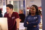 Chicago Med Staffel 10 Folge 16 Beobachten am&uuml;siert das Geschehen: Darren Barnet als Dr. John Frost, Marlyne Barrett als Maggie Lockwood