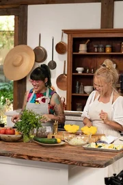 Pamela Anderson (r.) und Claudette Zepeda.