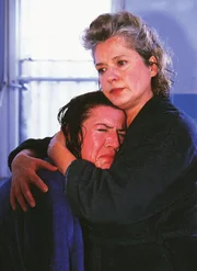 Walter (Katy Karrenbauer, l.) rastet aus, sie kann Vivis Verlegung nicht verkraften. Uschi (Barbara Freier) versucht sie zu tr&ouml;sten.