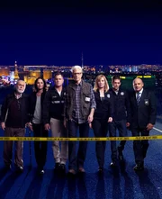 D.B. Russel (Ted Danson, m.), Nick Stokes (George Eads, 3.v.l.), Catherine Willows (Marg Helgenberger, 3.v.r.), Greg Sanders (Eric Szmanda, 2.v.r.), Jim Brass (Paul Guilfoyle, r.), Al Robbins (Robert David Hall, l.), Sara Sidle (Jorja Fox, 2.v.l.)