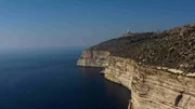 Malta ist ber&uuml;hmt f&uuml;r seine Klippen. Die Pfade entlang der steilen Abh&auml;nge erfreuen sich bei Wanderern gro&szlig;er Beliebtheit.