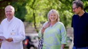 Hirschhausen (r.) trifft Prof. Stephan Martin (l.) vom Westdeutschen Diabetes- und Gesundheitszentrum in D&uuml;sseldorf und seine Patientin Ingrid Kinnen. Sie hat es geschafft, allein mit Ern&auml;hrungsumstellung wegzukommen von Insulinspritzen.