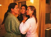 Walter (Katy Karrenbauer, li.) kompensiert ihre Trauer wegen Vivi mit Wutausbr&uuml;chen gegen Susanne (Cheryl Shepard, Mi.). Nur Lollo (Isabella Schmid) wagt es, Walter entgegenzutreten.