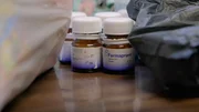 Sichergestellte Tabletten mit Angstl&ouml;sern zeigen die brisante Seite eines Grenzfalls: Zwei Teenager werden mit Medikamenten erwischt - ihre Geschichte nimmt sp&auml;ter eine tragische Wendung.