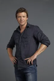 Der eigenwillige Chicagoer Mordermittler z&auml;hlt zu den besten seines Faches. Nach einem pikanten Missverst&auml;ndnis mit seinem Vorgesetzten muss Jim (Matt Passmore) sein angestammtes Revier in Chicago jedoch verlassen. In dem Glauben, mal einen Gang zur&uuml;ckschalten zu k&ouml;nnen, l&auml;sst er sich dank einer h&uuml;bschen Abfindungszahlung im beschaulichen Palm Glade in S&uuml;dflorida nieder.