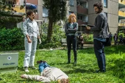 Eine Leiche, die scheinbar vom Himmel fiel? Elena (Annika Ernst, M.) und Kirsten (Haley Louise Jones, l.) stehen vor einem R&auml;tsel, w&auml;hrend Einstein (Tom Beck, r.) mit einer abstrusen Idee aufwartet ...