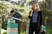 Detective Sims (Fern Sutherland, re.) bekommt bei Tamati (Mark Ruka, li.) einen pl&ouml;tzlichen Anruf.
