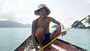 Auf der Suche nach Fisch oder Treibgut: Chaiwat, genannt Leo, f&auml;hrt jeden Morgen raus aufs Meer. Mal f&auml;ngt er mit seinem Speer das Abendessen, mal findet er ein Accessoire f&uuml;r seine Bar.