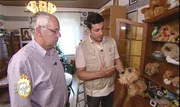 Trödelexperte Sükrü (re.) ist erstaunt über die Plüsch-Pekinesen-Sammlung von Bernd.. Trödelexperte Sükrü (re.) ist erstaunt über die Plüsch-Pekinesen-Sammlung von Bernd..