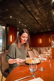 Lisa Gadenst&auml;tter beim Sushi-Essen im Restaurant Shiki in der Wiener Innenstadt.