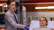 Am Bett einer Koma-Patientin: Sarah Ramos als Dr. Caitlin Lenox.