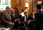 v.li.: Jay Pritchett (Ed O'Neill), Congressman Morley (Joseph Callari), Judge Lewis (Rob Brownstein), Phil Dunphy (Ty Burrell)