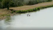 Mehrere Menschen waten durch den Rio Grande und riskieren ihr Leben, um die Grenze zu überwinden - ein gefährlicher Weg, den viele aus Verzweiflung auf sich nehmen. Mehrere Menschen waten durch den Rio Grande und riskieren ihr Leben, um die Grenze zu überwinden - ein gefährlicher Weg, den viele aus Verzweiflung auf sich nehmen.