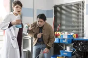 Als Dr. Theresa Koshka (Katharina Nesytowa, links) den Logistikmanager Victor Oehmke (Tayfun Baydar) an einen HNO-Arzt &uuml;berweisen will, macht sich dieser zum Notfall - und trinkt eine halbe Flasche Reinigungsmittel.