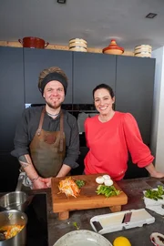 Lisa Gadenst&auml;tter mit Spitzenkoch Christoph &sbquo;Krauli&lsquo; Held in Bad Goisern.