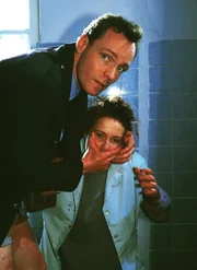 Conny (Kristin Lenhardt) t&auml;uscht im Auftrag von Mona eine Vergewaltigung durch Gitting (Karl-Heinz von Liebezeit) vor.