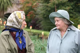 Die K&ouml;nigin (Helen Mirren, l.) und ihre Mutter, die Queen Mum, die ebenfalls Elizabeth hei&szlig;t (Sylvia Syms). Elizabeth sucht Rat bei der Mutter auf einem Spaziergang nahe Balmoral. Noch nie wurde das Bestehen der Monarchie derart in Frage gestellt wie in der Woche nach Dianas Unfalltod.