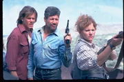 Angef&uuml;hrt von den Gelegenheitsarbeitern Val (Kevin Bacon, l.) und Earl (Fred Ward, M.) versuchen sich die Bewohner (Reba McEntire, r.) einer Kleinstadt gegen mordende Raketenw&uuml;rmer zu wehren.