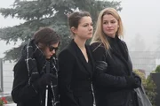 Anne (Henriette Richter-R&ouml;hl) findet Halt bei ihrer Tochter Tori (Caroline Hartig, li.) und ihrer besten Freundin Corinna Berens (Ines Lutz, re.).