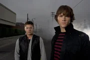 (2. Staffel) - Die Jagd nach dem B&ouml;sen geht in die n&auml;chste Runde: Sam (Jared Padalecki, r.) und Dean Winchester (Jensen Ackles, l.) ...