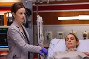 Chicago Med. Staffel 10, Folge 16. Sarah Ramos als Dr. Caitlin Lenox.