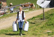 Ariane Ostler (Michaela May) kann vom Verkauf ihrer eigenen Molkereiprodukte nur gerade so leben, vermisst aber nichts dabei.
