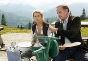 Georg Ametsrieder (Alexander Held) glaubt Ariane Ostler (Michaela May) in der Hand zu haben, um der Sennerin endlich ihr Land abkaufen zu k&ouml;nnen.