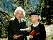 Großvater Sam (Will Geer, l.) und Großmutter Ester (Ellen Corby, r.) können nicht fassen, dass John-Boy ein Stück Land verkauft hat ... Großvater Sam (Will Geer, l.) und Großmutter Ester (Ellen Corby, r.) können nicht fassen, dass John-Boy ein Stück Land verkauft hat ...