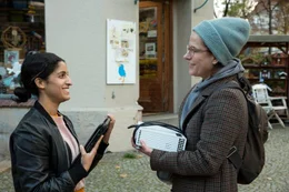 Alev (Banafshe Hourmazdi, l.) ist hart an der &Uuml;berforderungsgrenze zwischen Beruflichem und Privatem. Mit Tanja (Claudia Michelsen, r.) zusammen zu arbeiten, hilft beiden: ihr und Tanja.