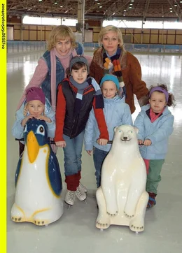 Die Kinderanw&auml;ltin Judith Kemp (Jennifer Nitsch, re. hinten) unterst&uuml;tzt Helena Traber (Gesine Cukrowski, li. hinten) in ihrem Prozess. Judiths Tochter Julia (Roxanne Borski, 2.v.li.) geht zusammen mit Helenas T&ouml;chtern Eva (Soraya-Antoinette Richter, li.), Alina (Gina Naumann) und Debbie (Lina St&uuml;bner) zum Schlittschuh-Laufen.