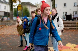 Ulja Funk (Romy Lou Janinhoff) vor Klassenkamerad:innen auf dem Weg &uuml;ber den Pausenhof