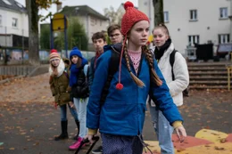 Ulja Funk (Romy Lou Janinhoff) vor Klassenkamerad:innen auf dem Weg &uuml;ber den Pausenhof