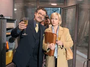 Kanzleichef Stefan Walther (Gunter Berger) zeigt Judith Kemp (Jennifer Nitsch) ihr neues B&uuml;ro.