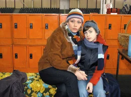 Julia (Roxanne Borski) versucht ihrer Mutter Judith (Jennifer Nitsch, li.) zu erkl&auml;ren, weshalb Helena mit ihren Kindern fluchtartig die Eissporthalle verl&auml;sst.