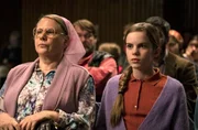 Oma Olga (Hildegard Schroedter, l.) und Ulja Funk (Romy Lou Janinhoff, r.) sind in der Freikirche Lemheim.